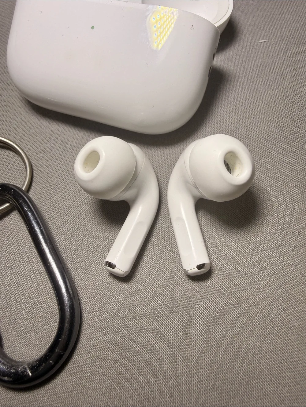Apple AirPods Pro (2nd Gen) Wireless Earbuds Lightning with box and carry case